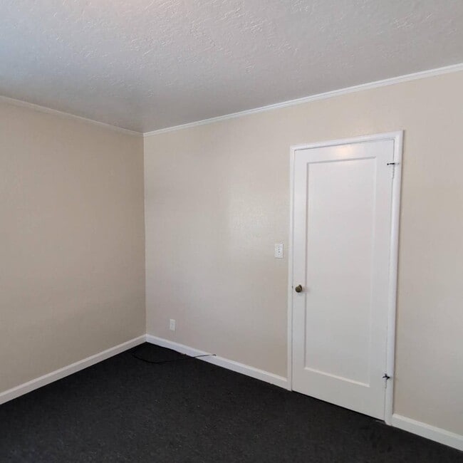 Building Photo - 890 Poplar St