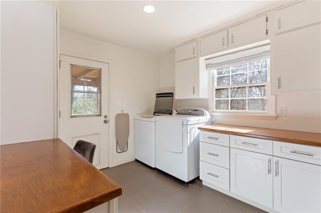 Building Photo - 3355 Pinetree Dr SE