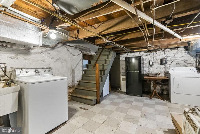 Building Photo - 146 Hall St