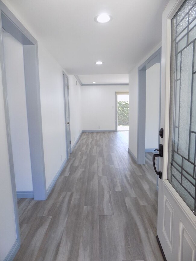 Building Photo - Ranch Style 1 Level, 3Bed/2Bath, Miraleste Pines, Custom Touches Everywhere