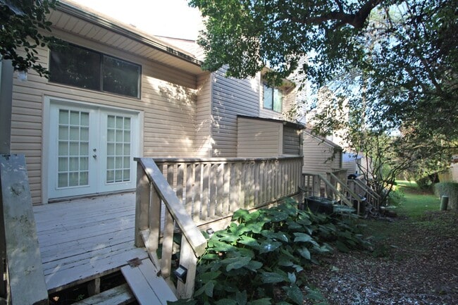 Building Photo - Brookside Townhome with Downstairs Bedroom, Updated Kitchen, and Access to Pool & Tennis