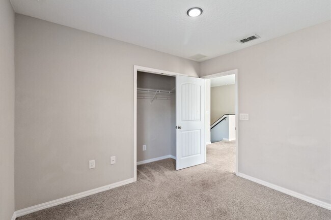 Building Photo - MOVE IN SPECIAL- Beautiful 4/2.5 Townhome ...
