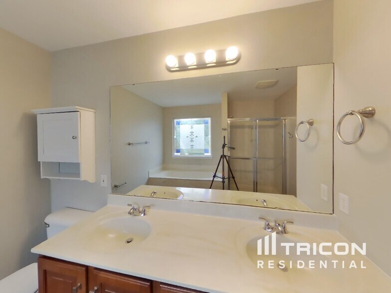 Building Photo - 621 Summer Stone Dr