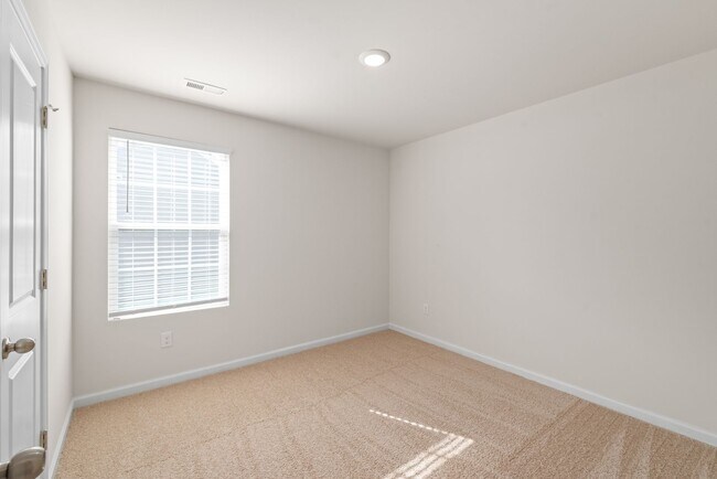 Building Photo - Move-in Ready 5 Bedroom Home!