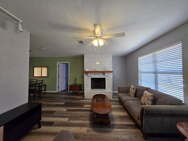 Building Photo - 3/2- Adorable home in Northwood Pines