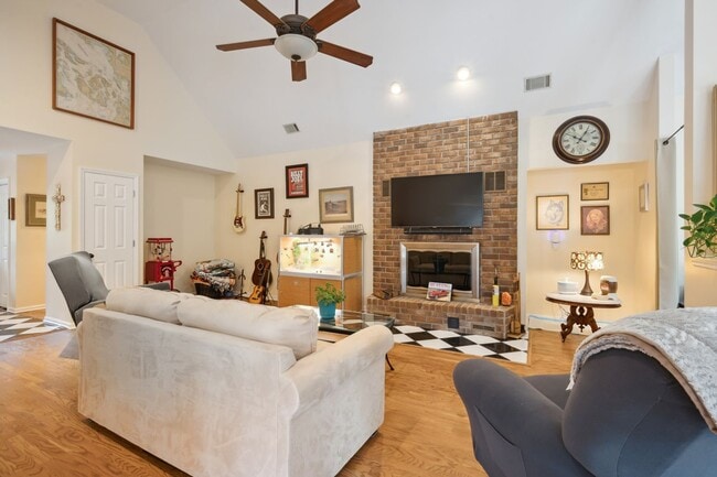 Building Photo - Everything included in rent price!! All ut...