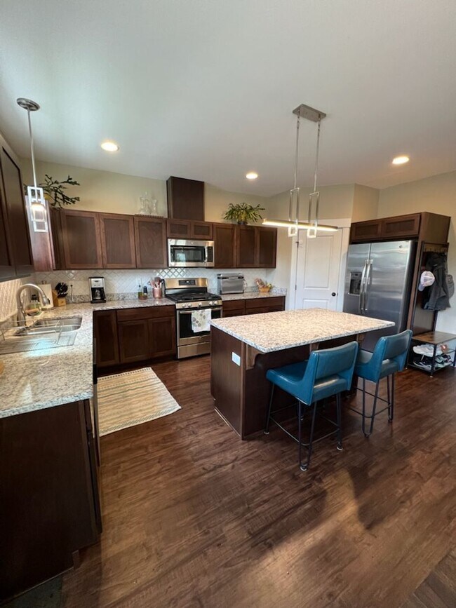 Building Photo - Beautifully constructed! 3 bed/2.5 bath ho...