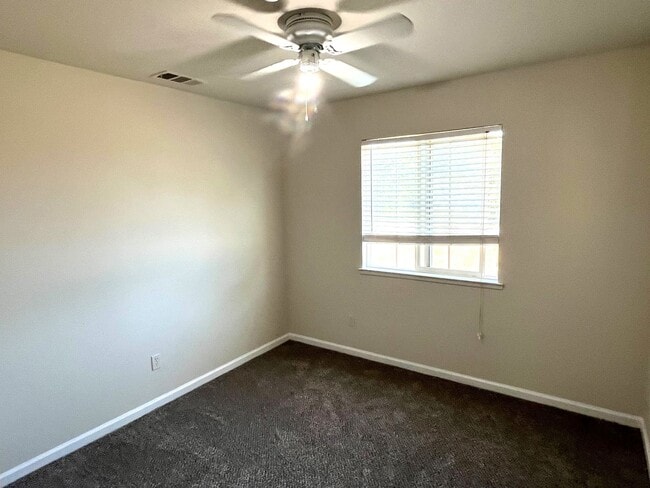 Building Photo - Spacious 5-Bedroom Home in Gated Stockton ...