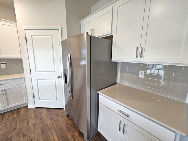 Building Photo - 942 Pineland Dr
