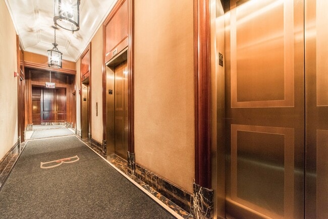 Building Photo - 57 E Delaware Pl