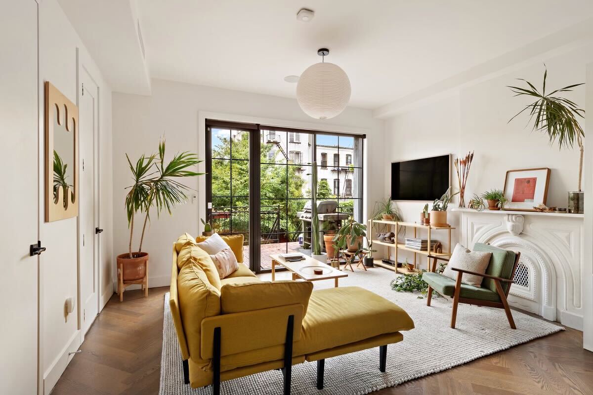 Living Room + Deck - 436 Pulaski St