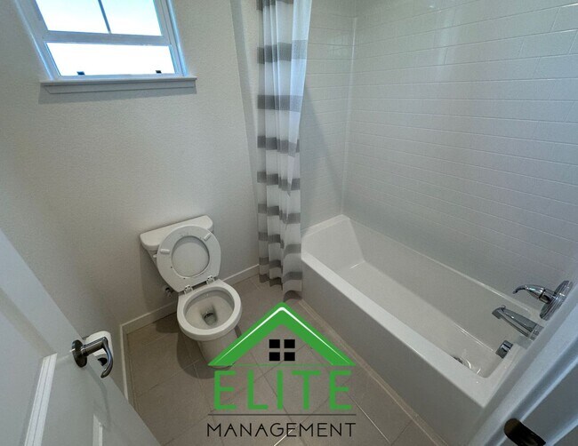 Building Photo - Beautiful 3-Bedroom Home in Desirable Trac...