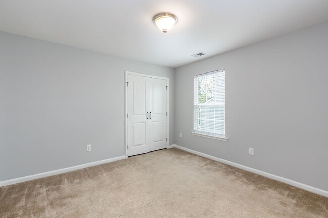 Building Photo - Spacious Home in Williamsburg - WASHINGTON RIDGE