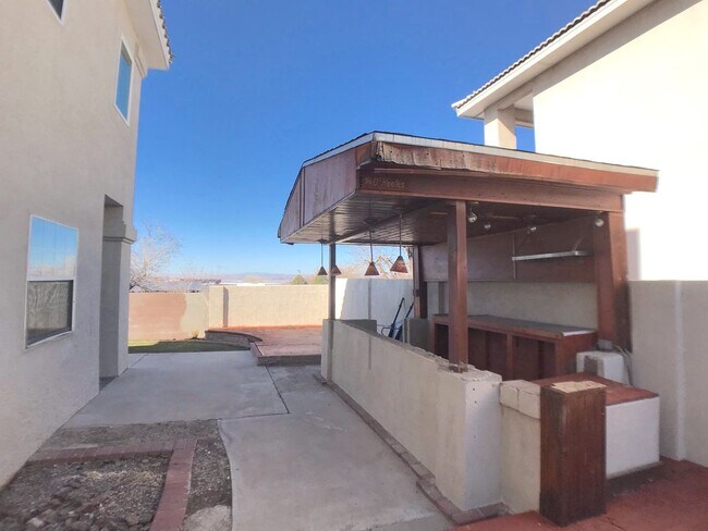 Building Photo - Stunning 4 bedroom in La Cueva area. Spacious layout. Refrigerated air! Extra Space!