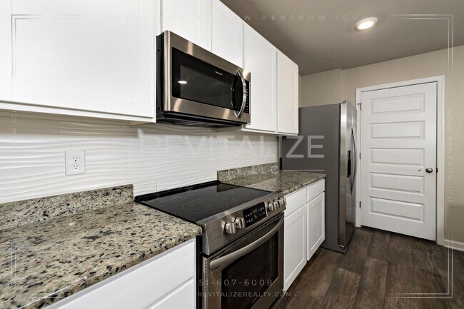 Building Photo - Stunning 2-Story 4 BD 2.5 BA House in Span...