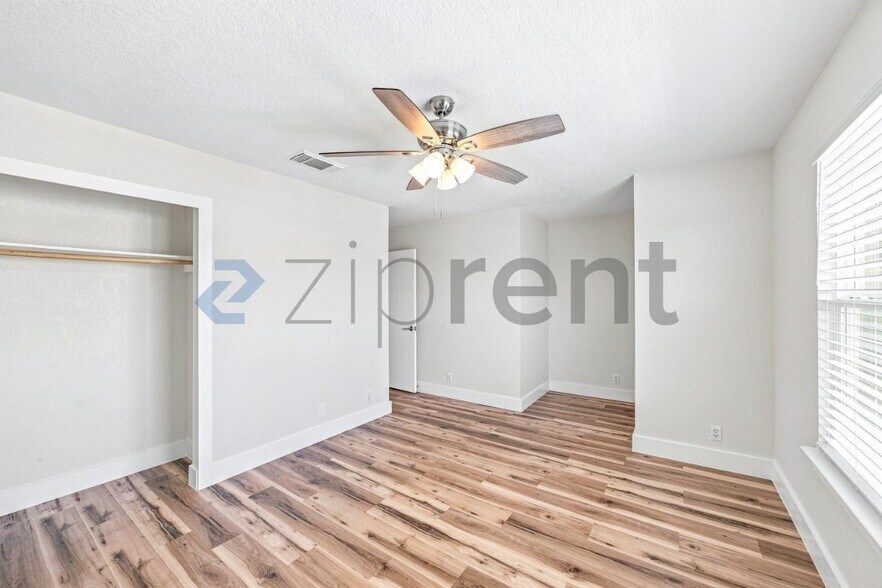 Building Photo - Unit