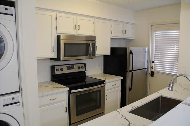 Building Photo - 11201 Lynbrook Dr