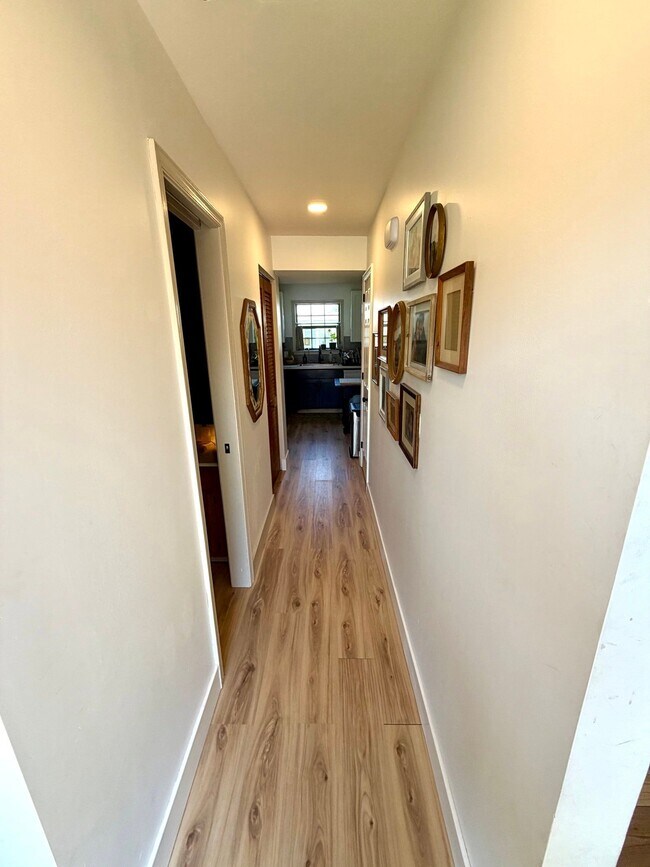 Building Photo - 60 Carriage House Dr