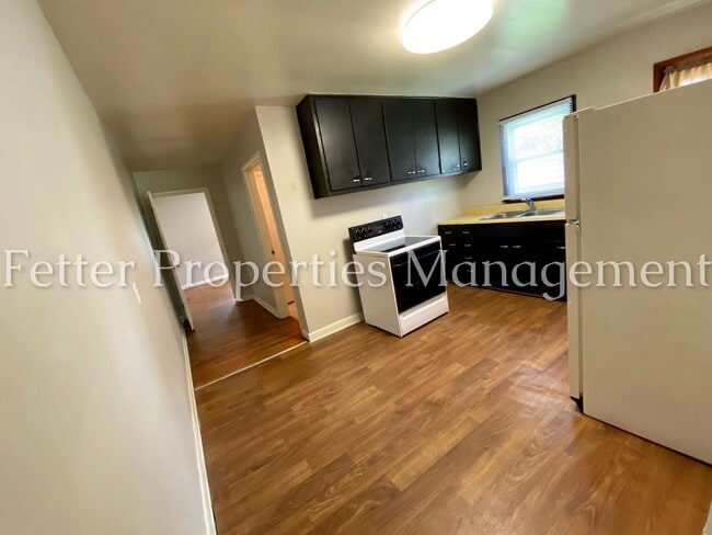 Building Photo - 1228