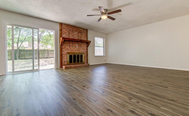 Building Photo - 10105 Woodland Village Dr