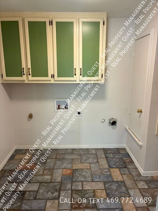 Building Photo - 814 Meandering Way