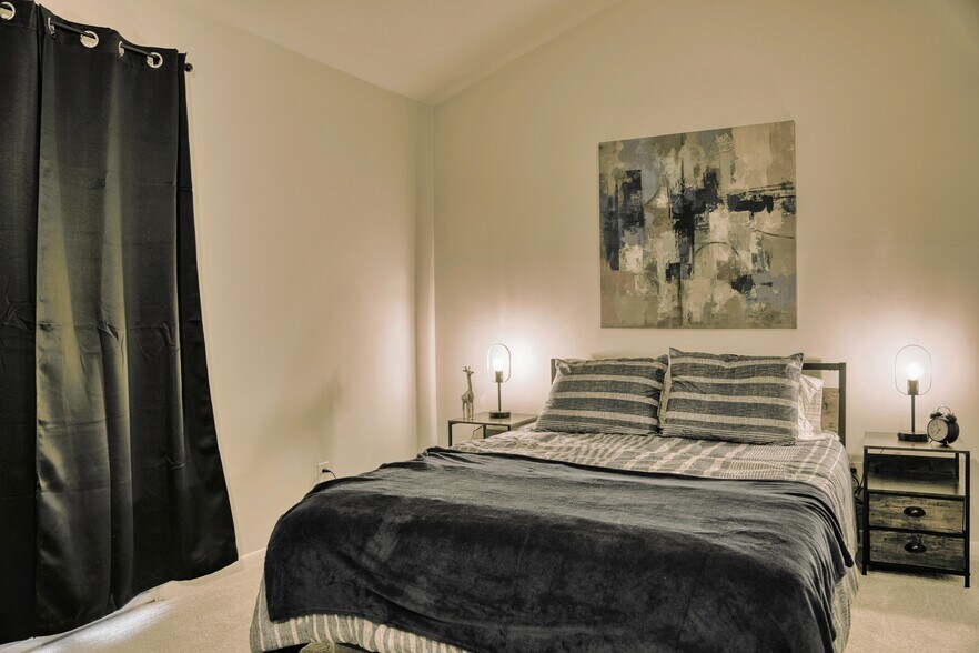 Master Bed - 2430 Grandview Ave