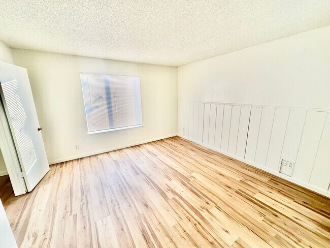 Building Photo - Spacious 2/1 Condo in Gated Community