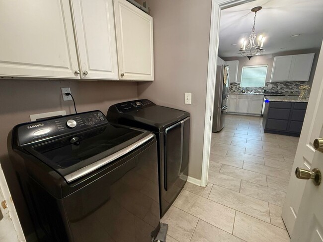 Building Photo - 4 Bedroom 2.5 Bath House in Quail Hill Goo...