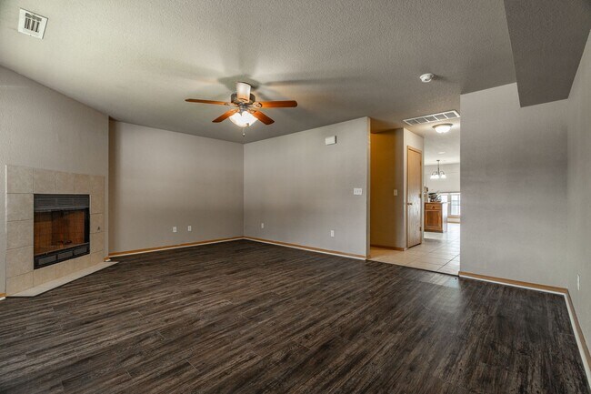 Building Photo - 4 Bedroom 2.5 Bath Townhome near Centennial Park!