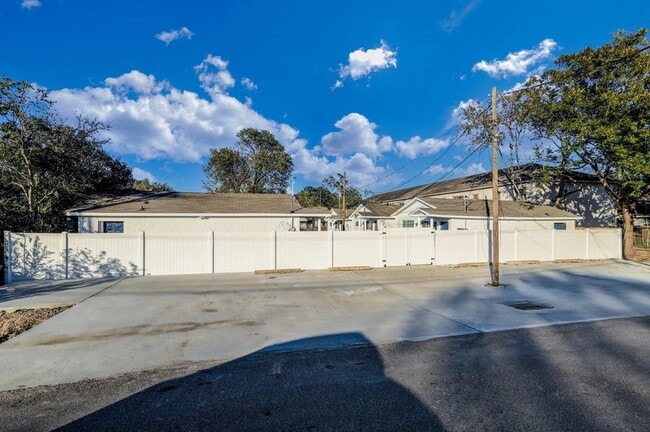 Building Photo - 3823 Lydia St