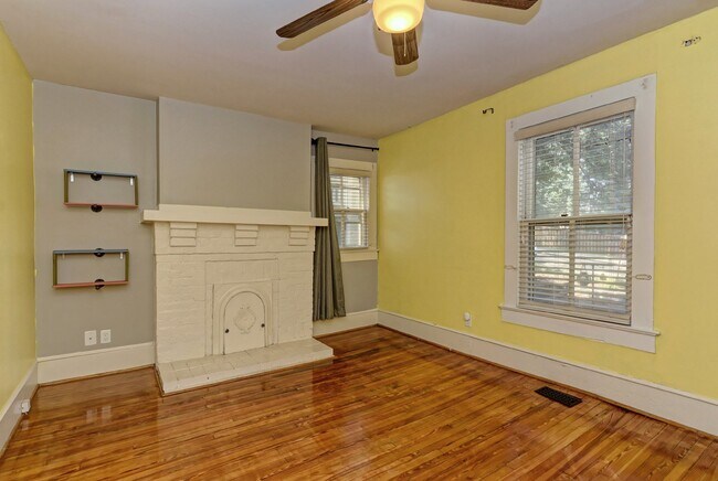Building Photo - 2Br/2Bth House Walking Distance to Carolin...