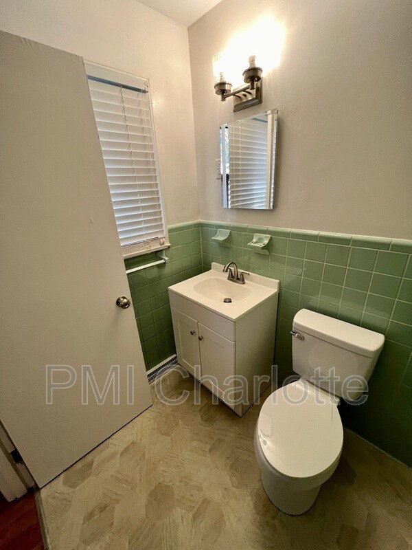 Building Photo - 528 Carolina Ave N