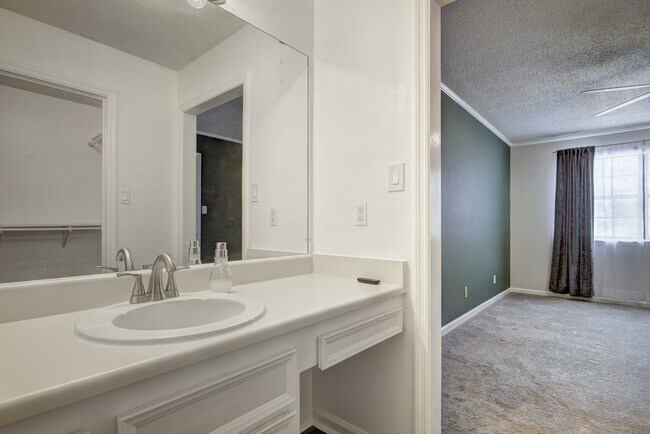 Building Photo - 121 Holland Park Cir