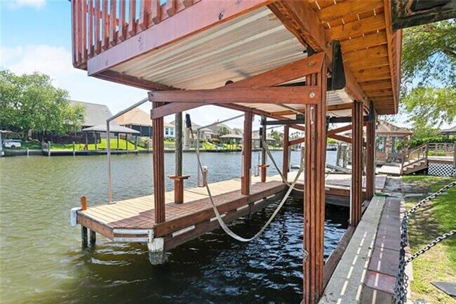 Building Photo - Beautiful Water Front Home