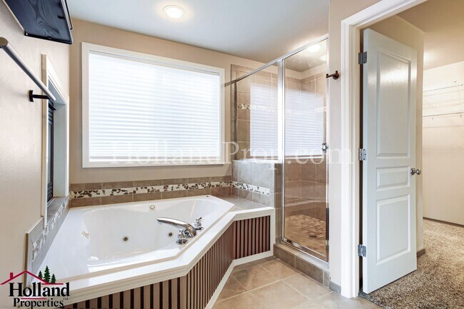 Building Photo - Modern Comfort Meets Prime Beaverton Living, NOW WITH NEW PRICE $3,150!