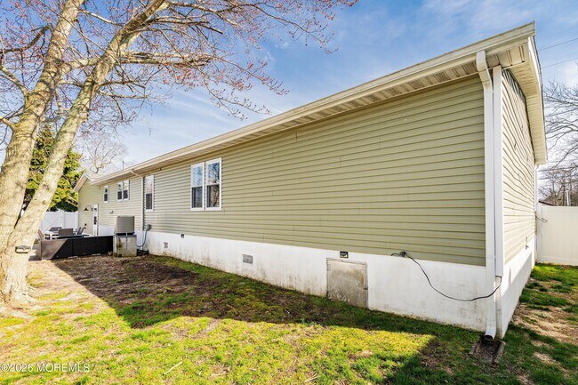 Building Photo - 616 Newport Ave