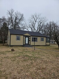 Building Photo - 3 Bedroom House w/garage