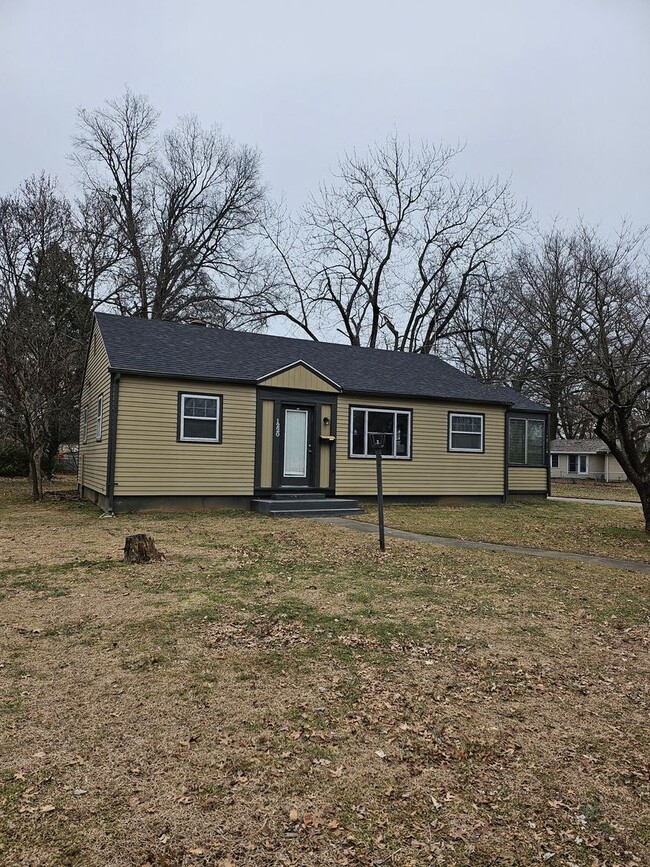 Primary Photo - 3 Bedroom House w/garage