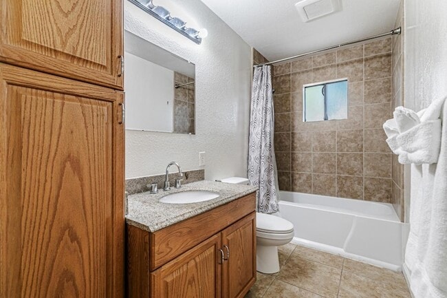 Building Photo - 2136 Ventura Pl