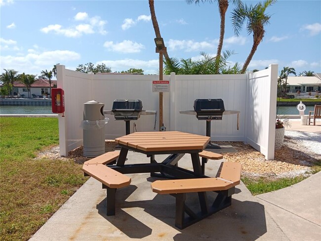 Building Photo - 4900 Brittany Dr S