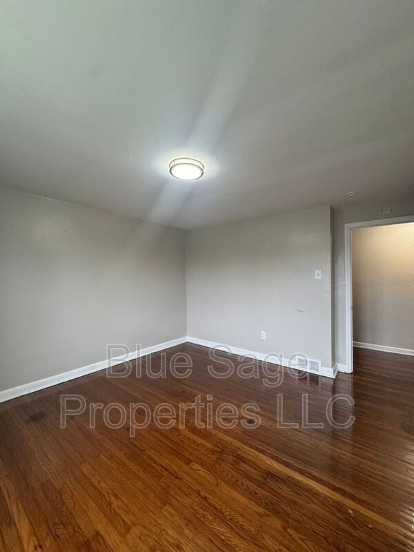Building Photo - 554 S 4th St