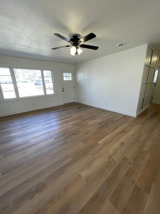 Building Photo - AMAZING SINGLE-FAMILY HOME! CLOSE TO CAMPUS AND SPORTS COMPLEX!