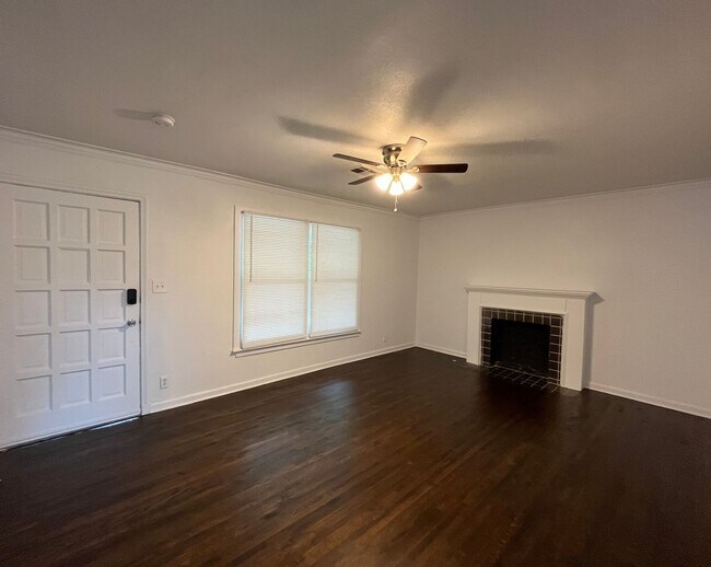 Building Photo - Adorable 2 bedroom 1 bathroom home with a ...