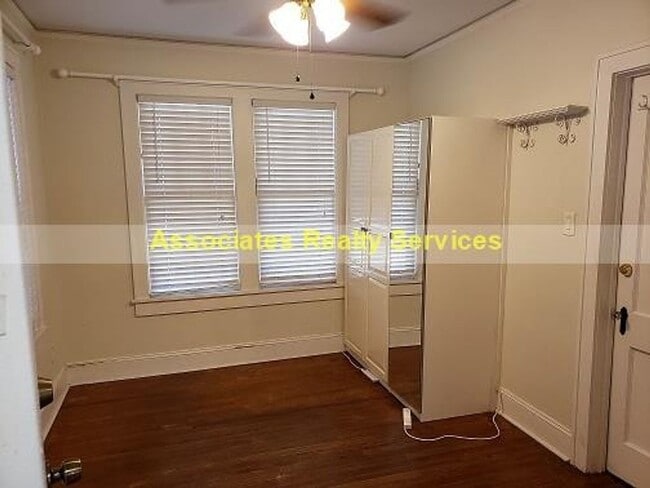 Building Photo - Walk to UF!   Cute/Historic 3 bedroom, 2 bath, LOOK!