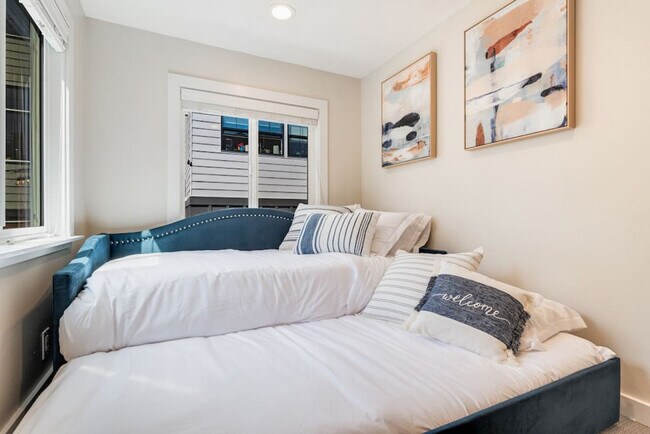 Building Photo - 6404 47th Ave SW