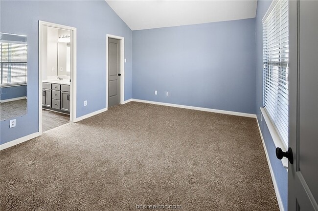 Building Photo - 916 Crested Point Dr