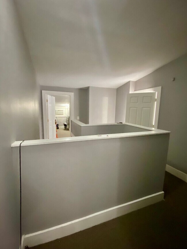 Building Photo - 7 bedroom/ 3bath Mins. from UC + Med Campu...