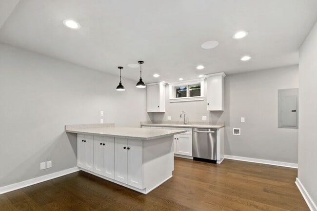 Building Photo - Gorgeous West Seattle Mid-Century Modern w...