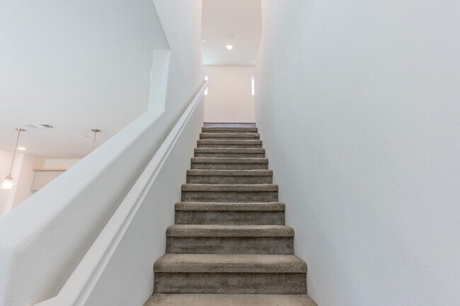 Building Photo - 27638 Sawtooth Ln