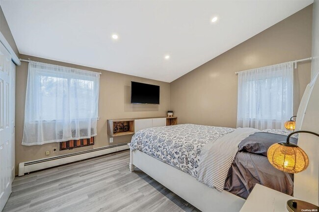 Building Photo - 7 Lexington Rd N